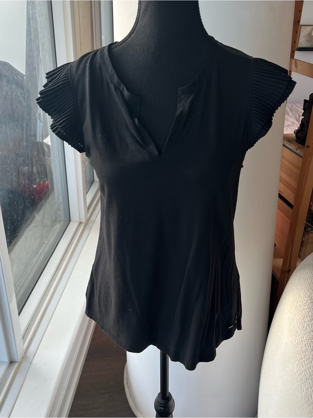 Excellent Condition! Black Tommy Hilfiger Women's Pleated Cap Sleeve V-Neck Top